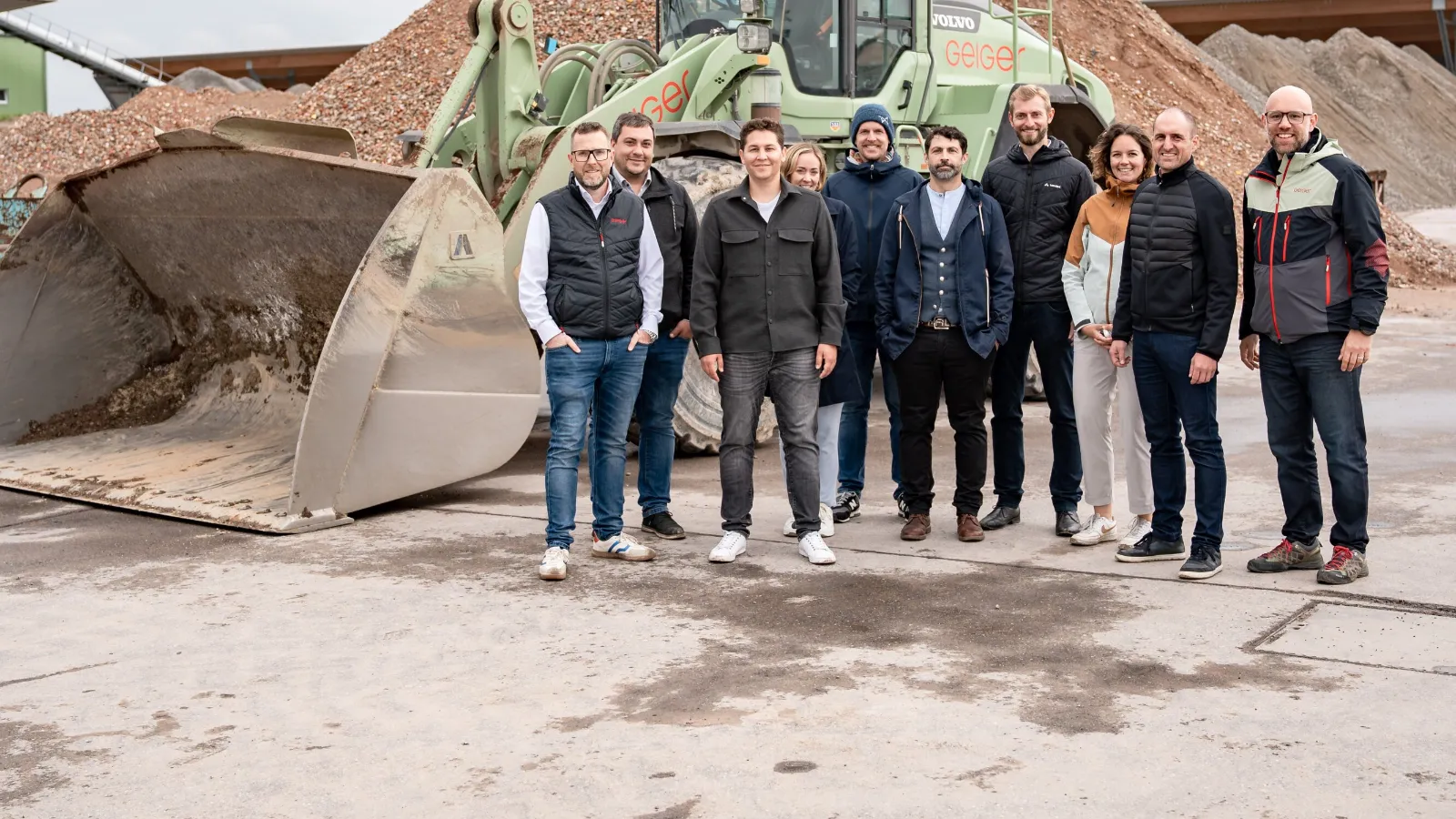 Gruppenfoto der Wirtschaftsjunioren auf dem Betriebsgelände der Geiger Gruppe
