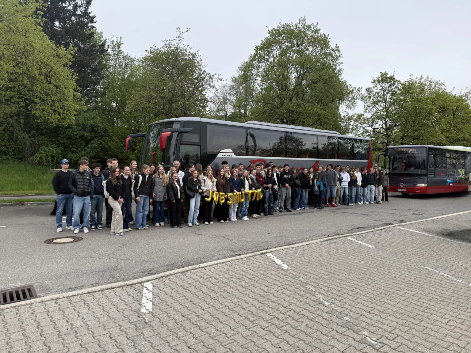 Schülergruppe vor dem Bus beim Job-Shuttle 2026