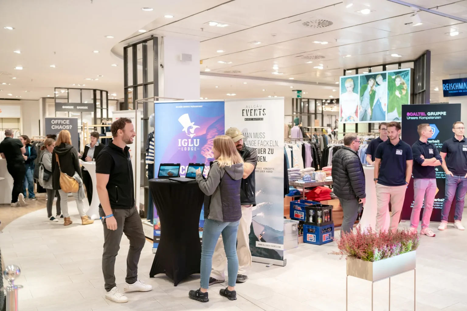 Messestände im Modehaus bei der Karriereschmiede 2024