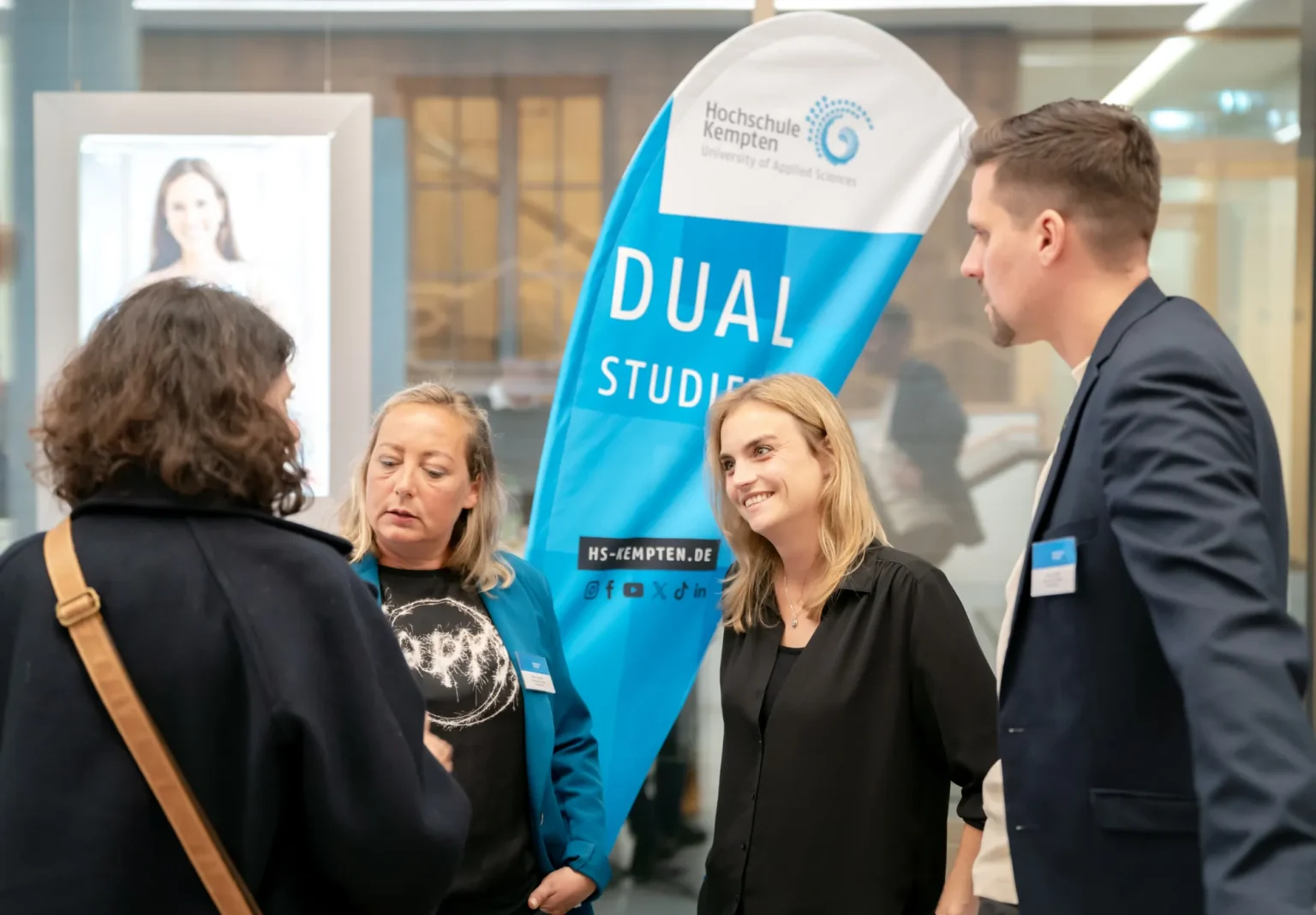 Gespräch am Stand mit Dual-Studium-Banner bei der Karriereschmiede 2024
