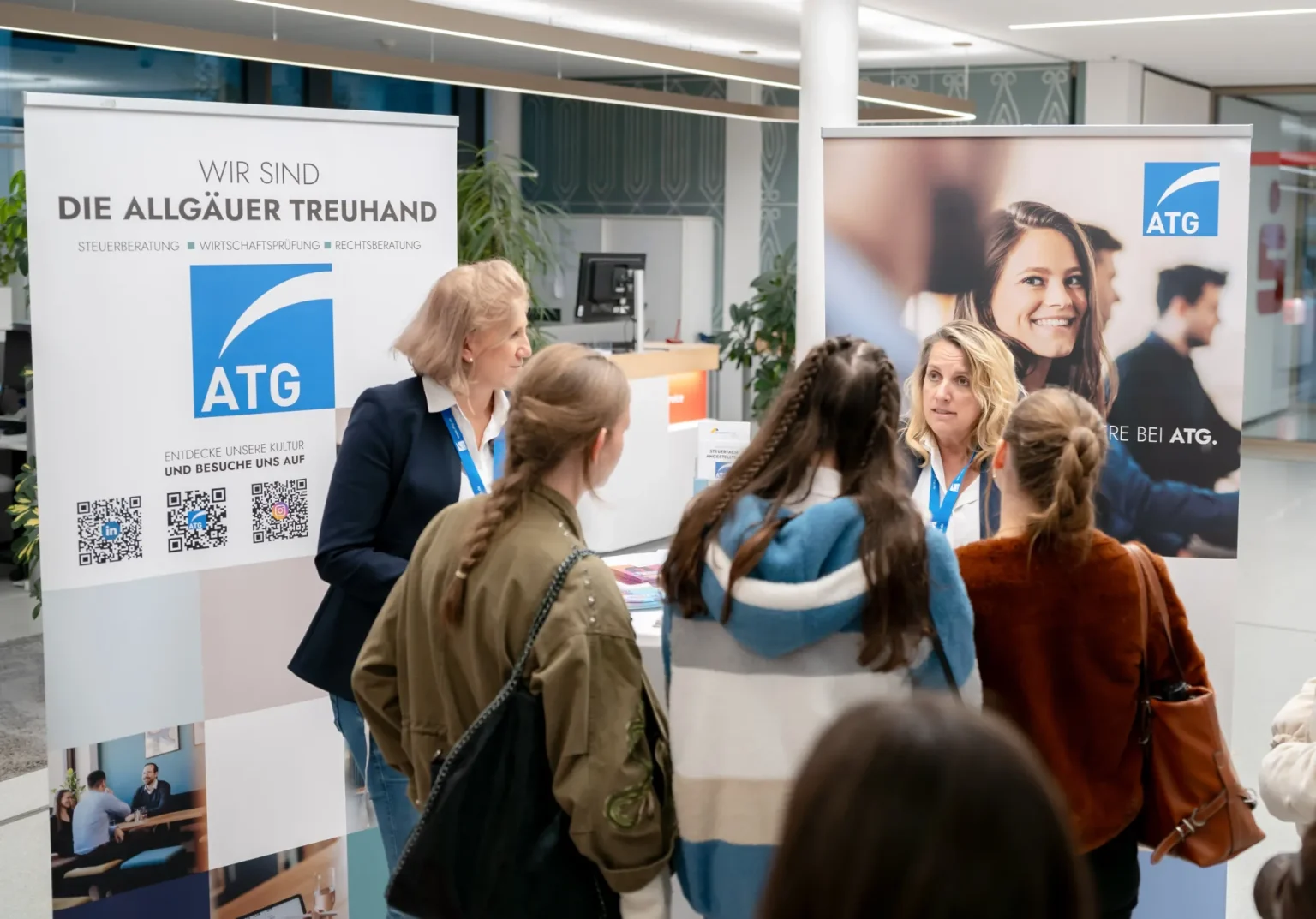 Beratungsgespräch am Stand der Allgäuer Treuhand bei der Karriereschmiede 2024