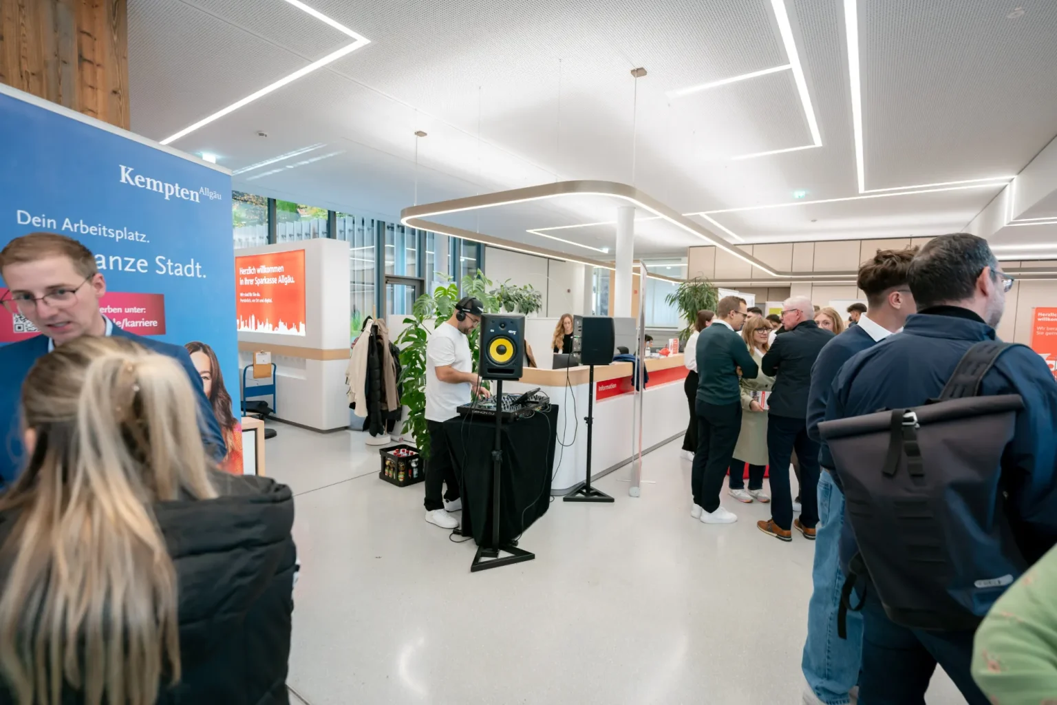 Besucherinnen und Besucher zwischen den Ständen bei der Karriereschmiede 2024