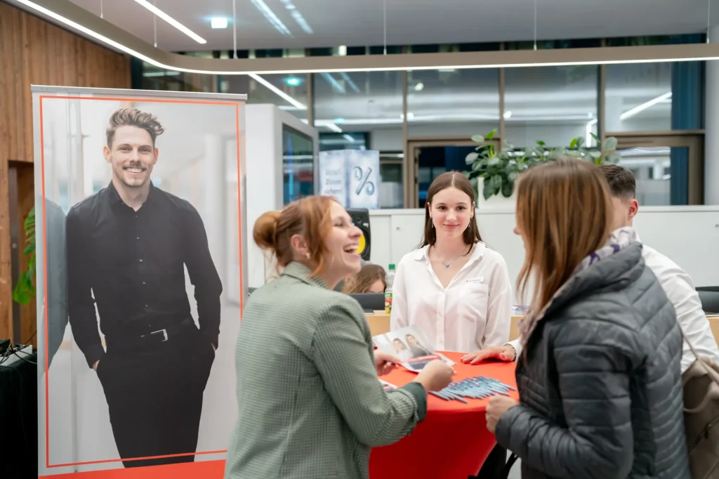 Gespräch am Stand bei der Karriereschmiede 2024