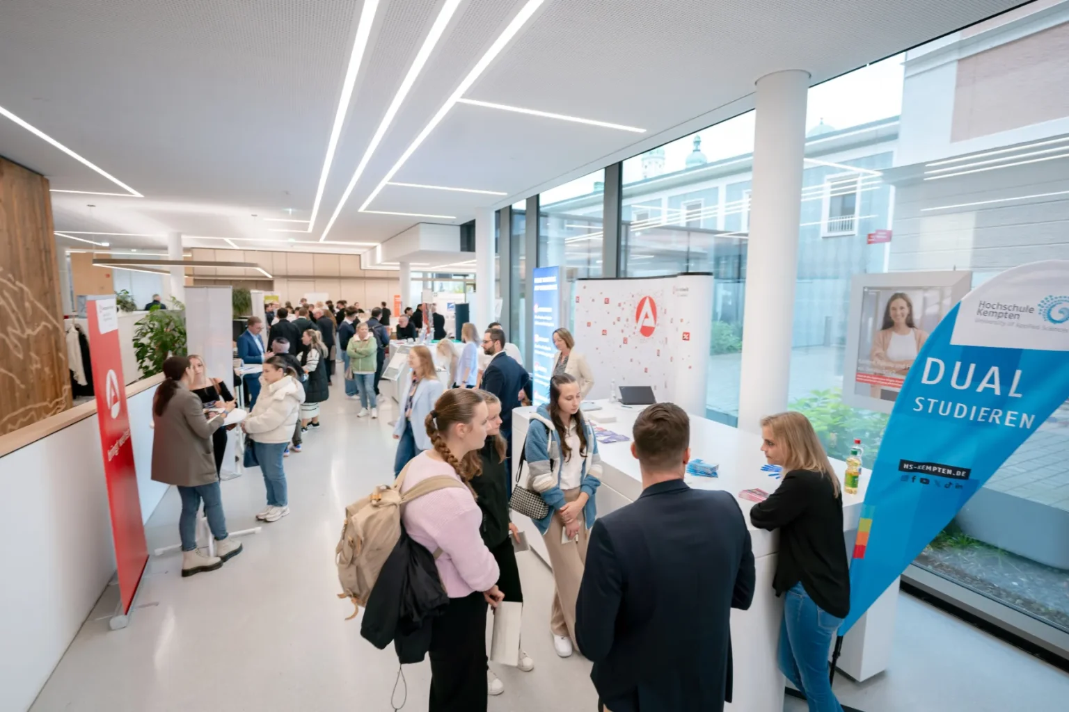 Besucher im Foyer zum Start der Karriereschmiede – Allgäuer Karriereschmiede 2024