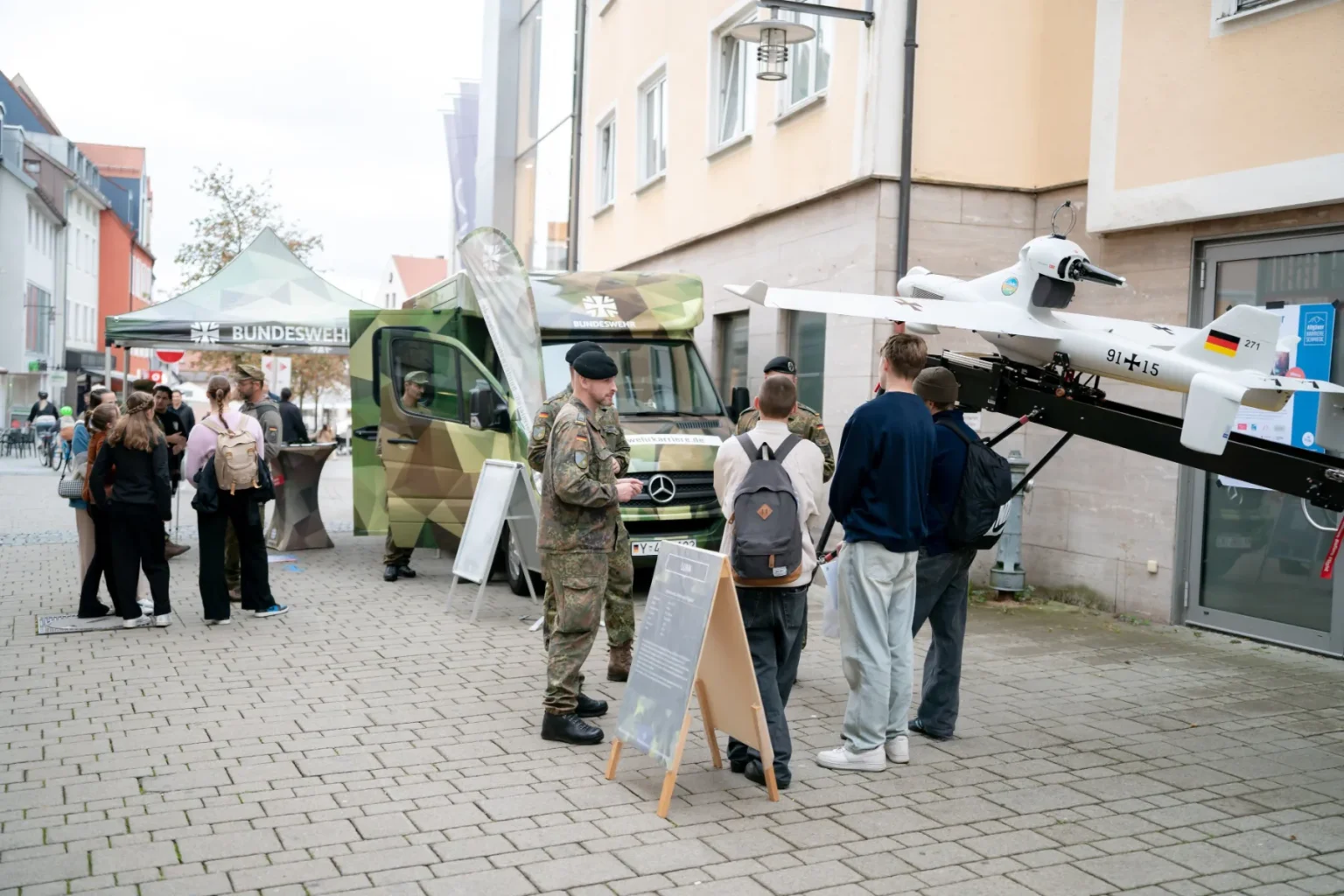 Stand der Bundeswehr in der Fußgängerzone – Allgäuer Karriereschmiede 2024