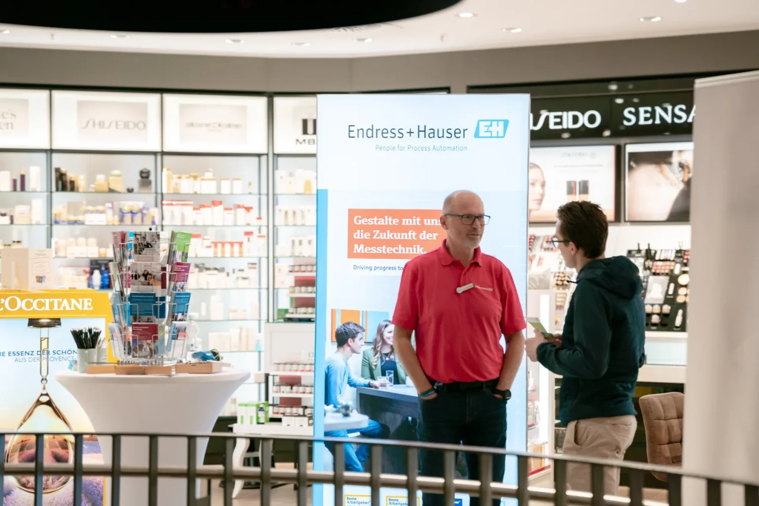 Gespräch am Stand von Endress+Hauser – Allgäuer Karriereschmiede 2024