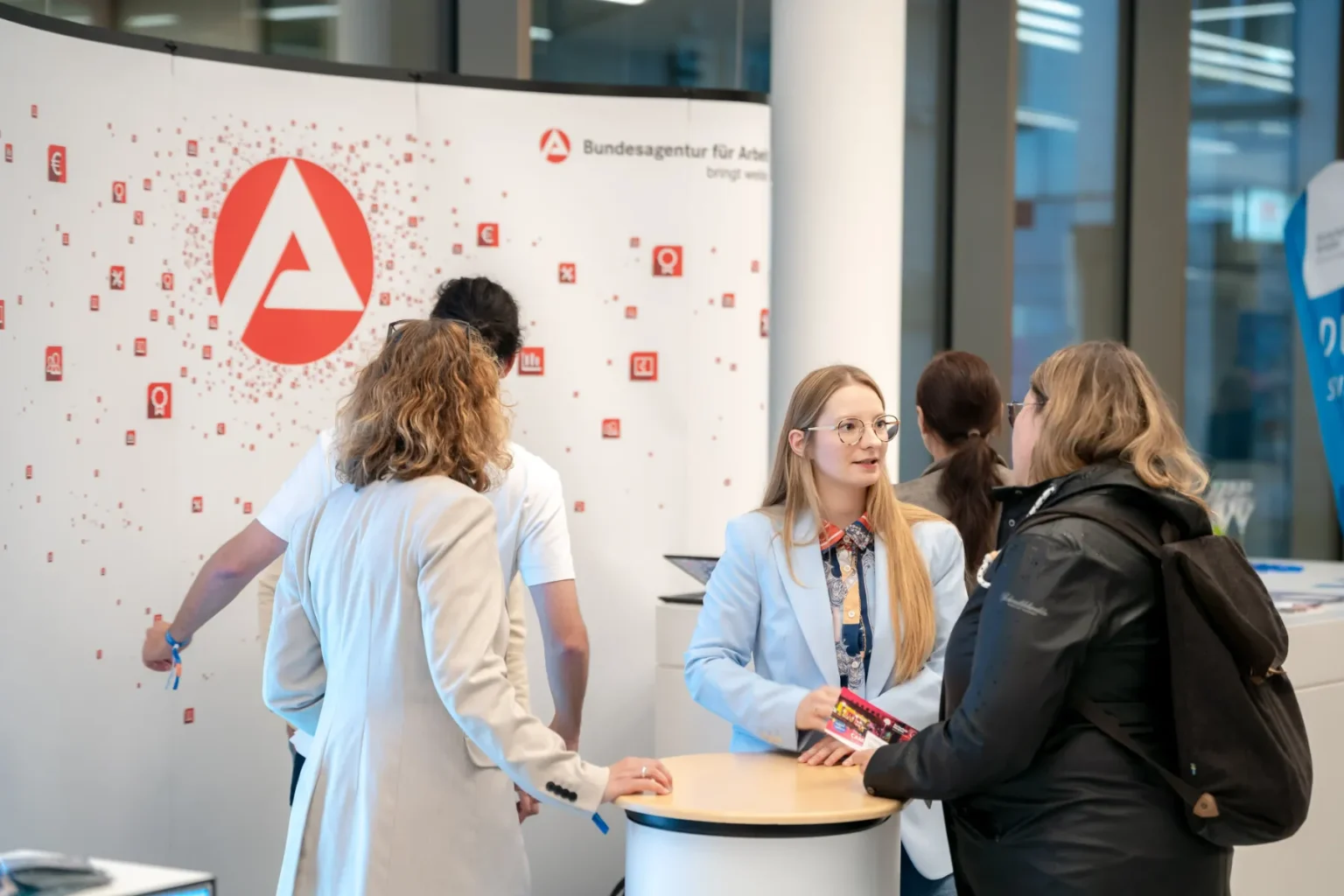 Beratung am Stand der Agentur für Arbeit – Allgäuer Karriereschmiede 2024