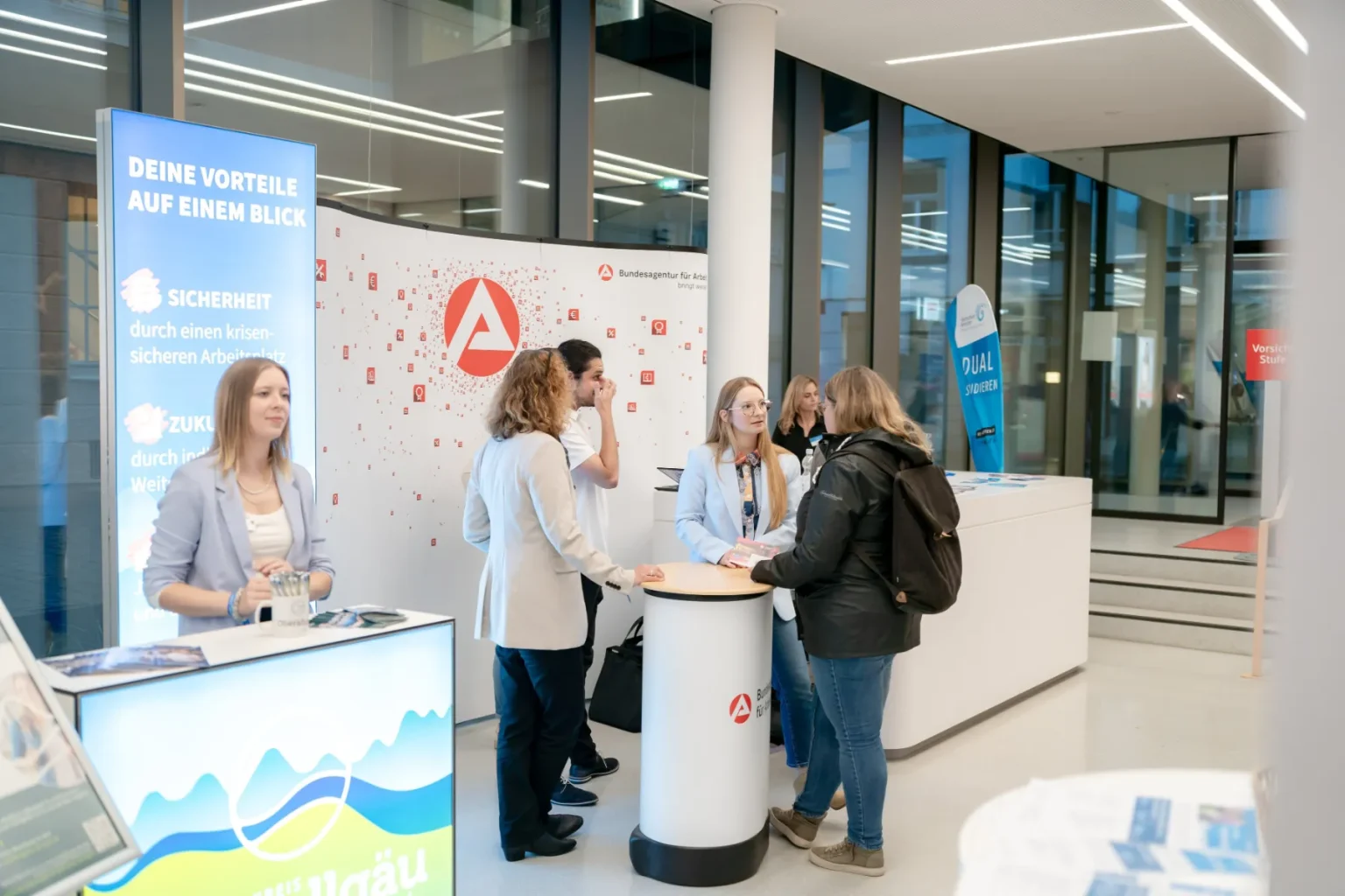 Beratungsgespräche an den Ständen – Allgäuer Karriereschmiede 2024