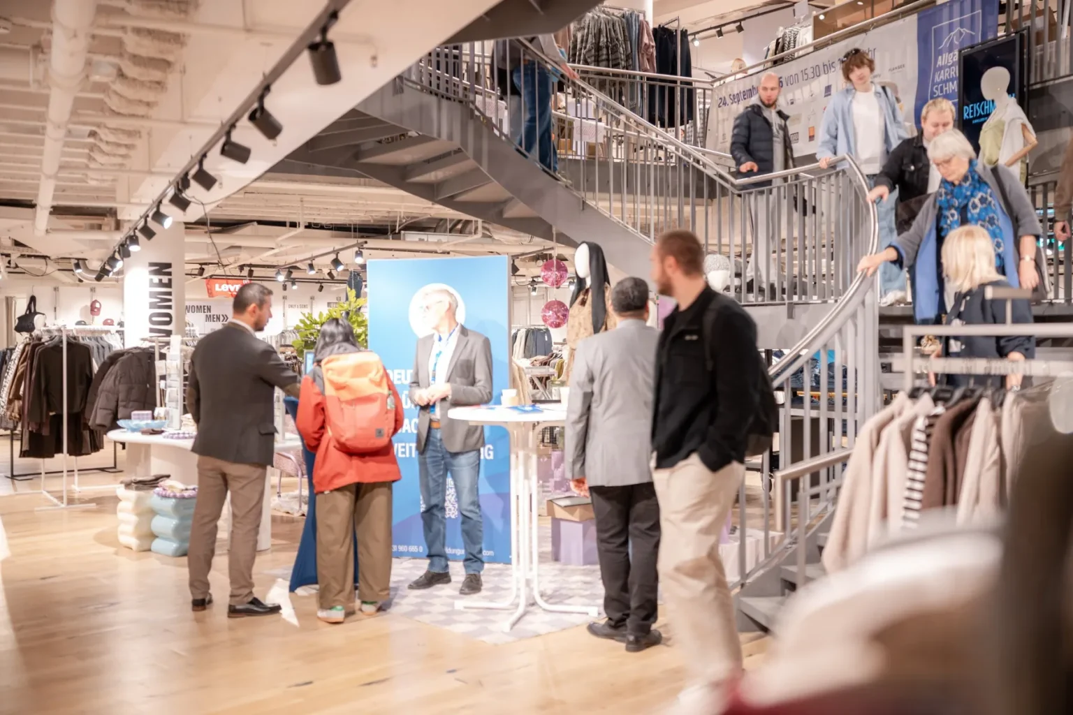 Messestände im Foyer – Allgäuer Karriereschmiede 2026